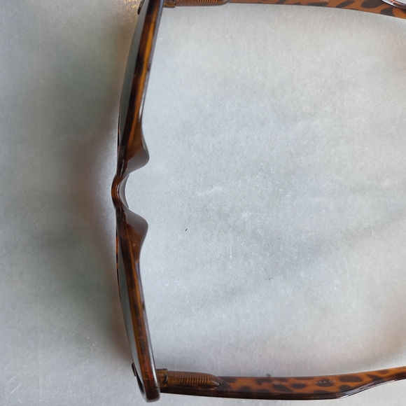 Ray-Ban Vintage 1990s Wayfarer Tortoise Shell Sunglasses With Case - Picture 8 of 12